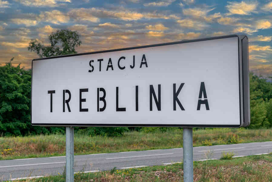 Polonia - Treblinka 01 - Conmemoración de la antigua estación de tren de Treblinka.jpg